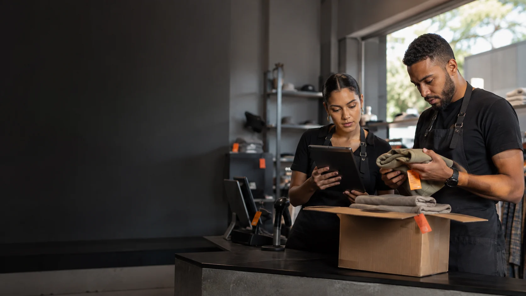 Equipo comercial utilizando el sistema POS Merivali